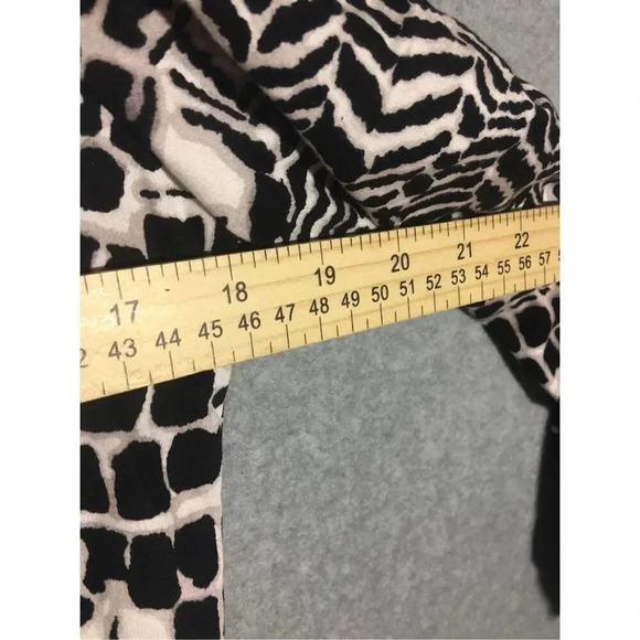 Womens Chico’s Blazer Jacket Animal Print Black White Career Work Office - Picture 3 of 4